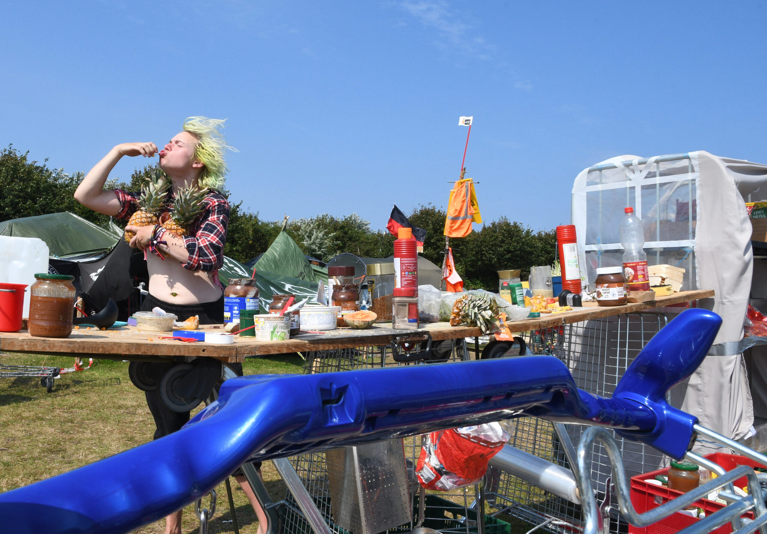 Jonas Hötger (24), Protestcamp-Mitorganisator aus Frankfurt, steht in der „Küche“ im Punk-Protestcamp auf der Festwiese.