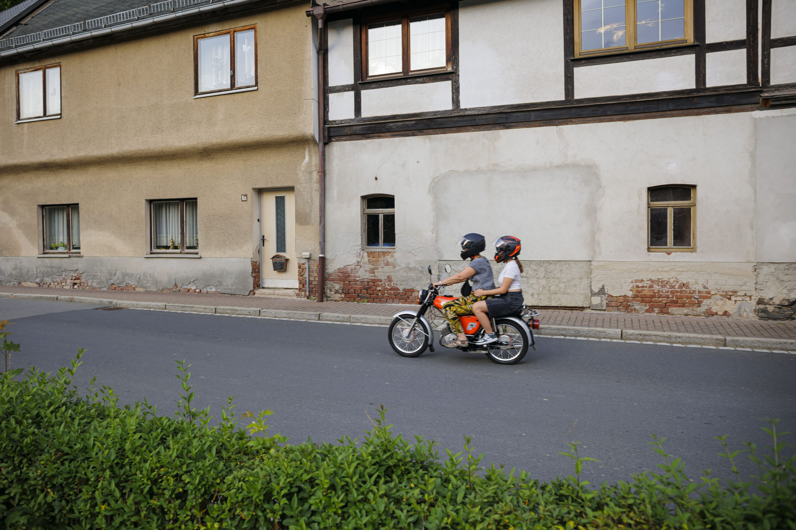 Ein echtes Symbolbild für eine Jugend in Ostdeutschland: Wenig los und viel Langeweile.