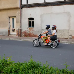 Ein echtes Symbolbild für eine Jugend in Ostdeutschland: Wenig los und viel Langeweile.