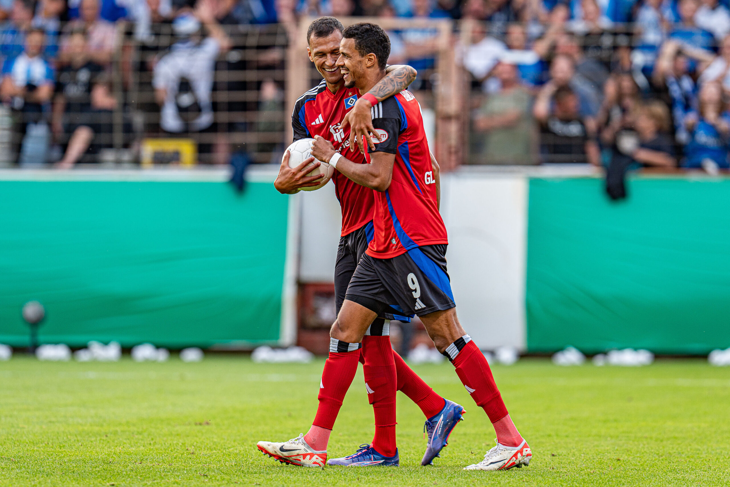 Robert Glatzel und Davie Selke bejubeln ein Tor des HSV