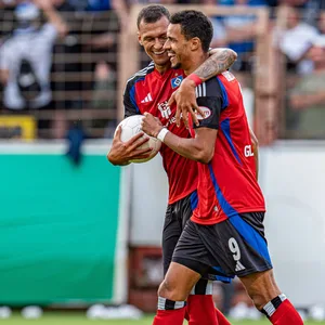 Robert Glatzel und Davie Selke bejubeln ein Tor des HSV