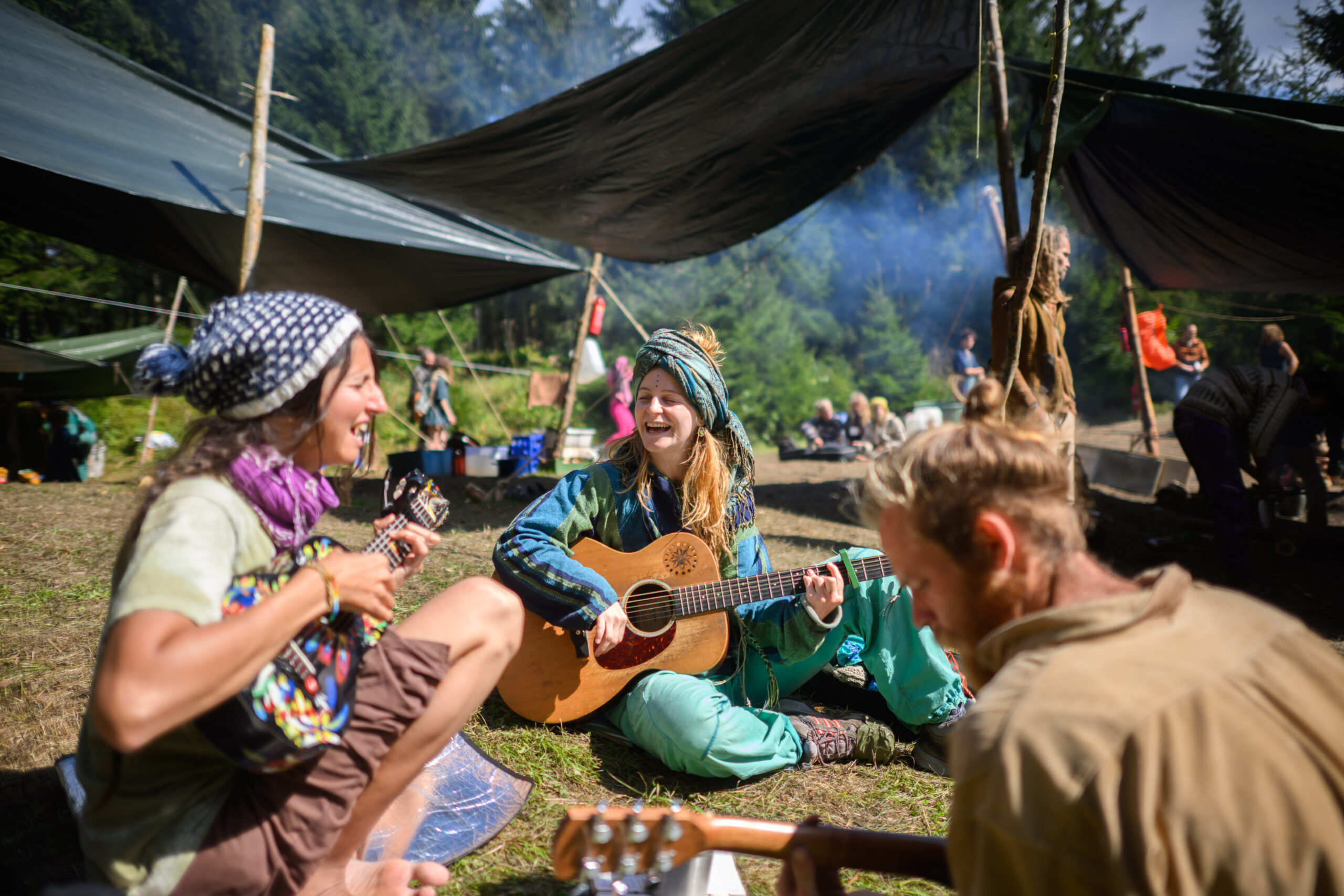 Friede, Freude, Eierkuchen: Hippies mit Gitarre am Lagerfeuer,