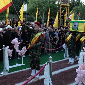 Menschen bei der Beerdigung eines Hisbollah-Mitglieds.