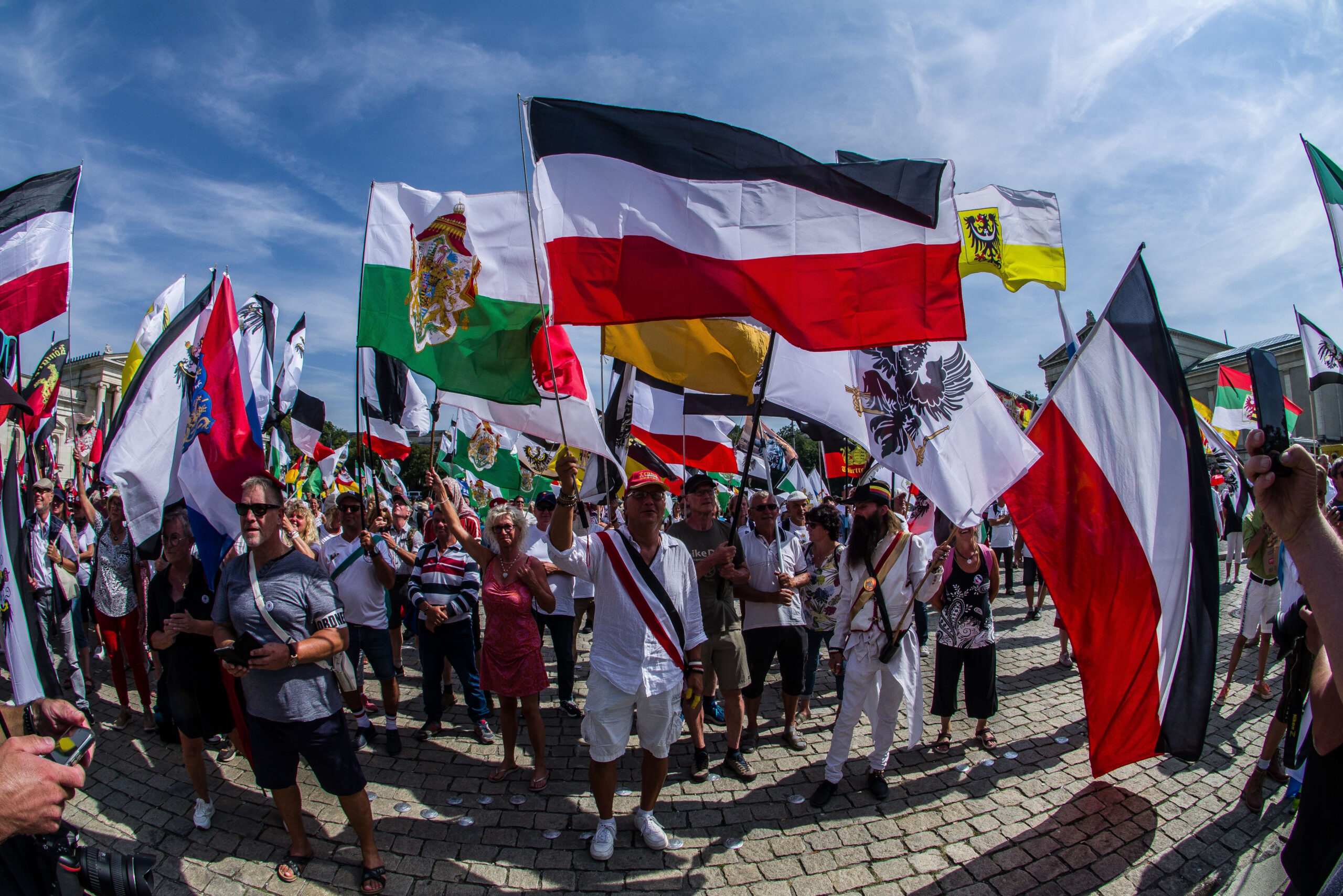 Eine Demo der sogenannten „Reichsbürger“ in München: Auch in Schleswig-Holstein und Mecklenburg-Vorpommern werden die Gruppierungen immer mehr zum Problem.