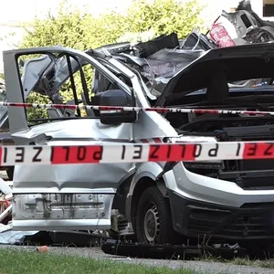 Der Transporter, in dem die Gasflasche lagerte, wurde durch die Explosion vollkommen zerstört.