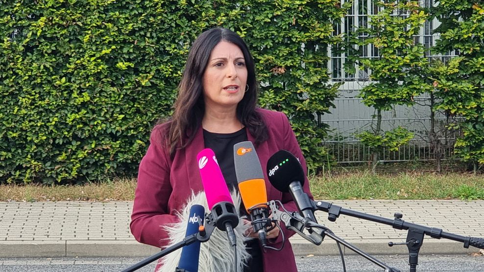 Daniela Cavallo, Vorsitzende des Gesamt- und Konzernbetriebsrats der Volkswagen AG, spricht während eines Pressestatements