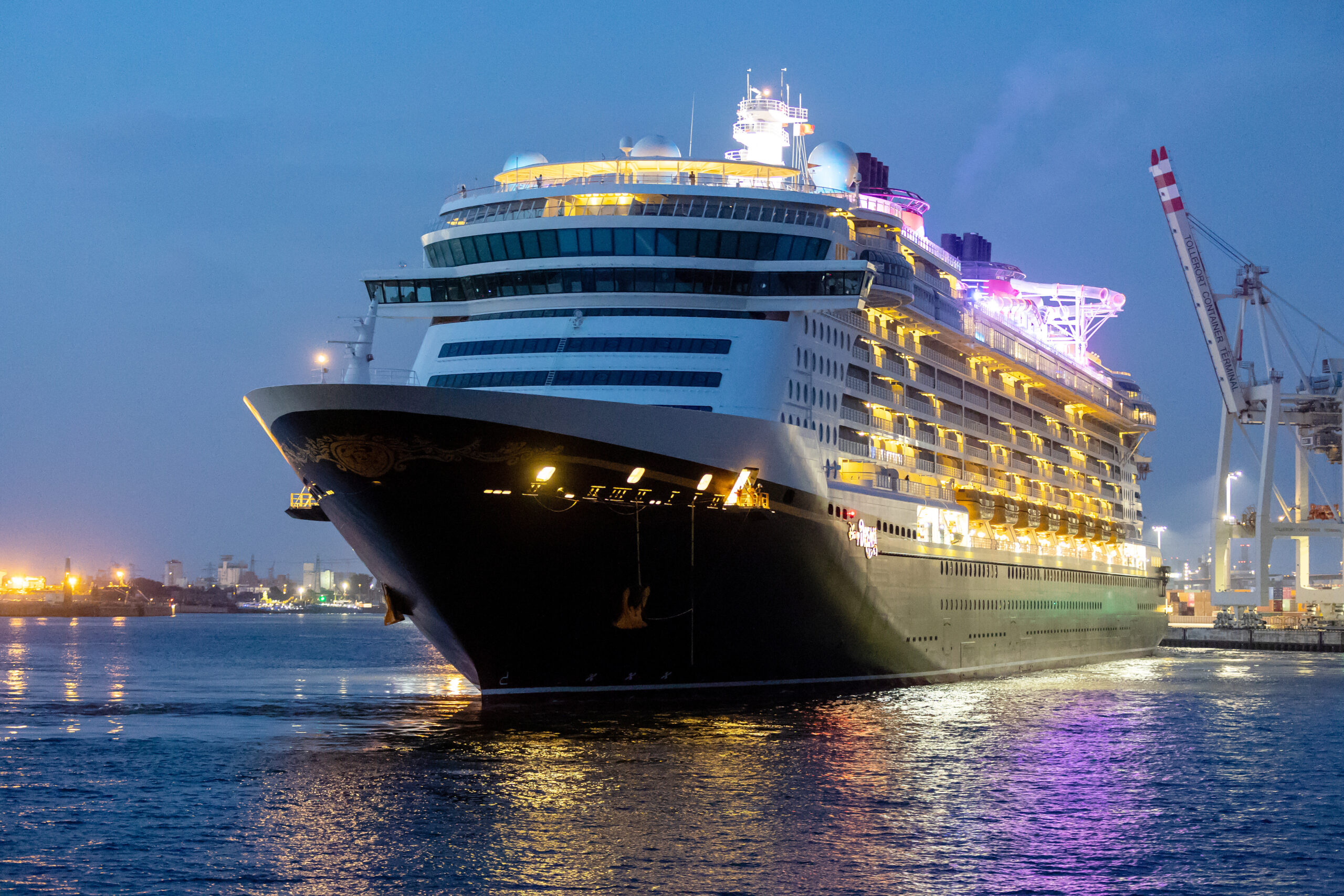 Das Kreuzfahrtschiff „Disney Dream“ läuft am Morgen in den Hafen von Hamburg ein.