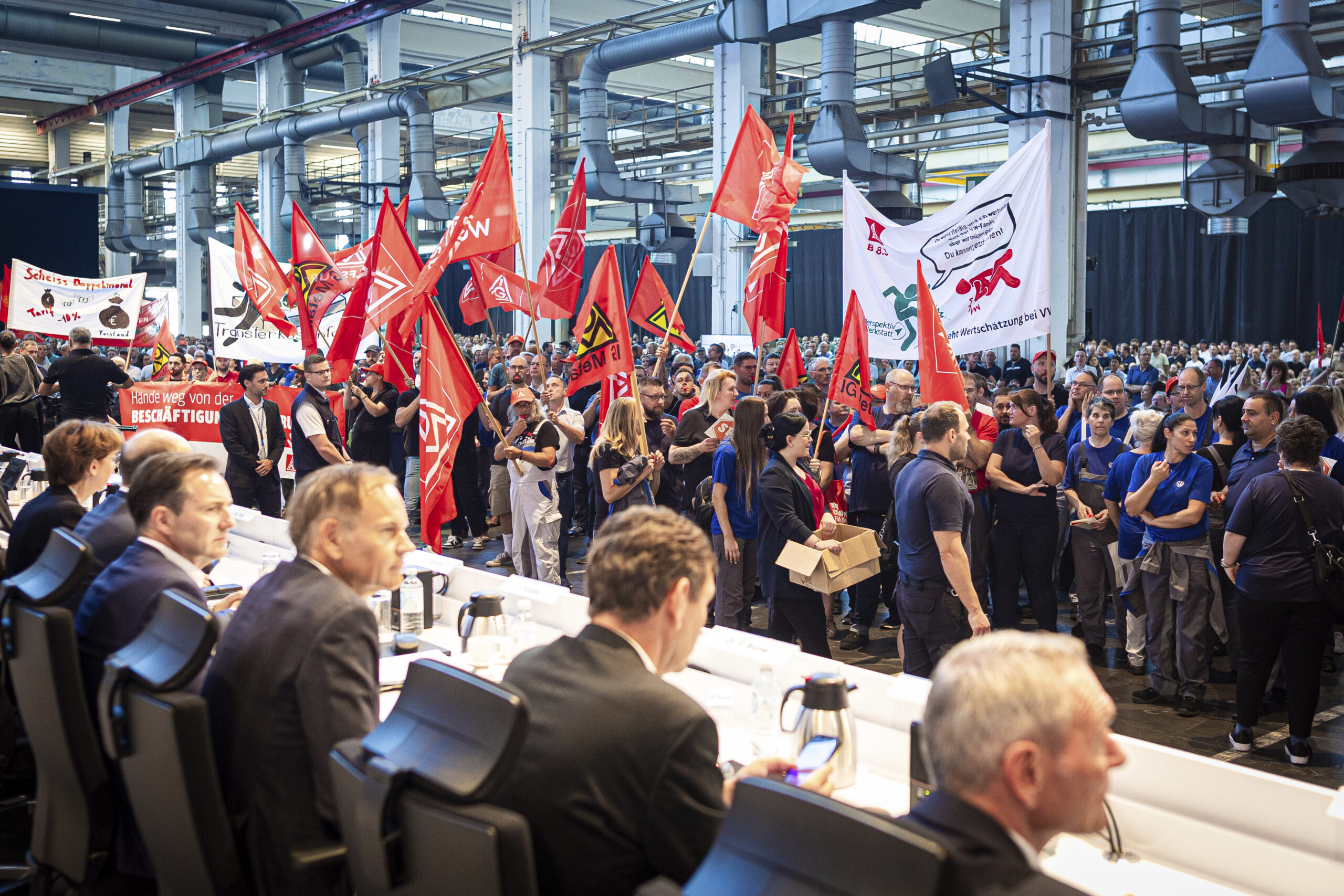 VW-Mitarbeiter protestieren auf der Betriebsversammlung in Wolfsburg.