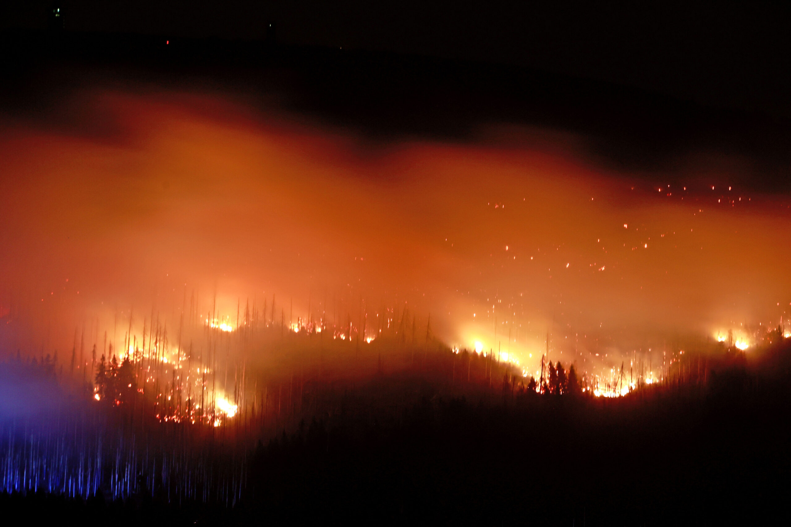 Blick auf Flammen und Glutnester am Königsberg im Harz unterhalb des Brockens.