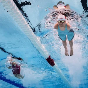 Die paralympischen Athletinnen Dong Lu (r.) und Sevilay Öztürk im S5-Finale über 50 Meter Schmetterling.