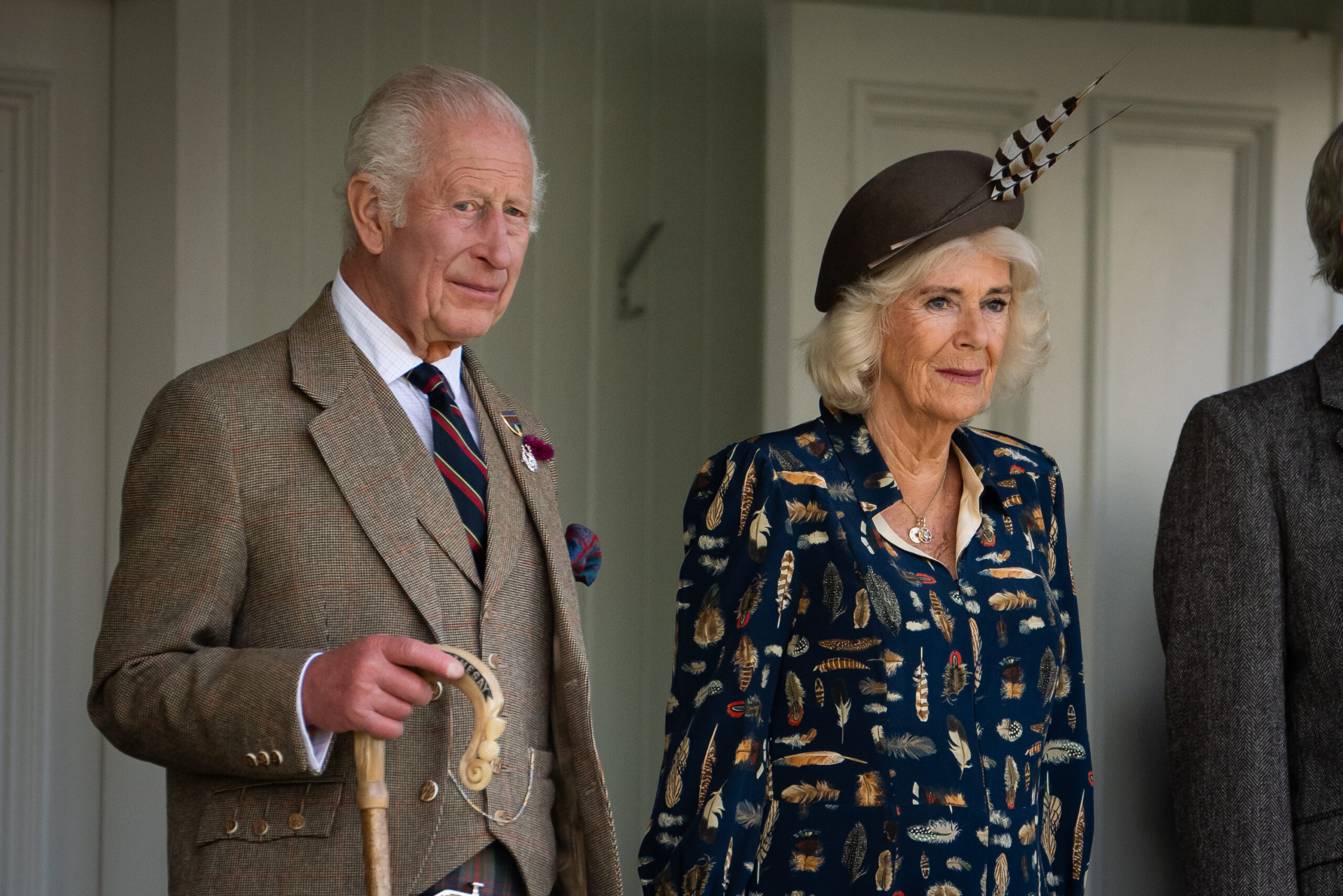 Der britische König Charles III. und Königin Camilla während der Braemar Gathering Highland Games im Princess Royal and Duke of Fife Memorial Park.