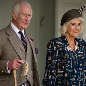 Der britische König Charles III. und Königin Camilla während der Braemar Gathering Highland Games im Princess Royal and Duke of Fife Memorial Park.