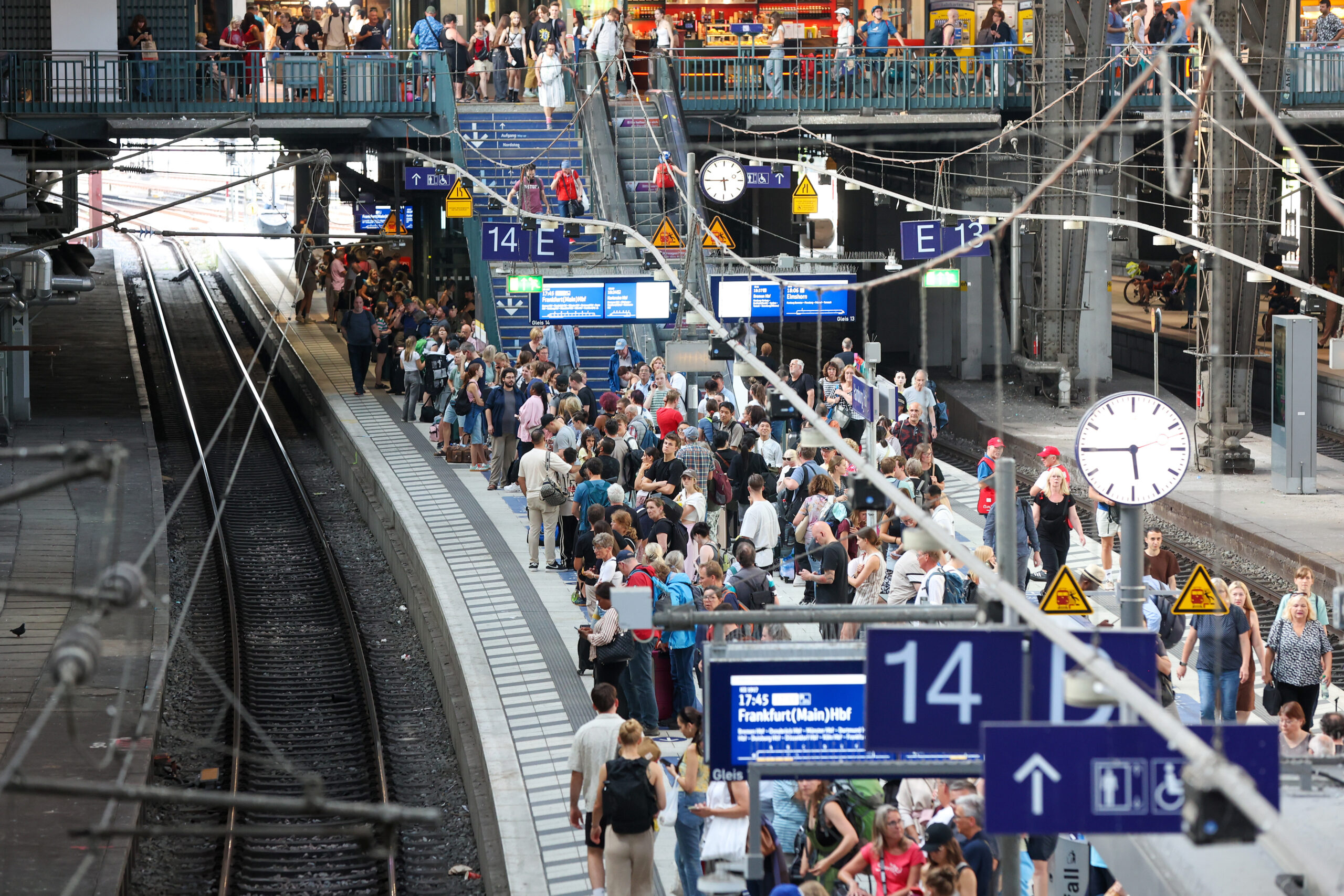 Reisende warten am Hauptbahnhof auf einen Regionalzug. Wegen eines Brands in Elmshorn ist der Zugverkehr derzeit stark eingeschränkt.