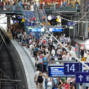 Reisende warten am Hauptbahnhof auf einen Regionalzug. Wegen eines Brands in Elmshorn ist der Zugverkehr derzeit stark eingeschränkt.