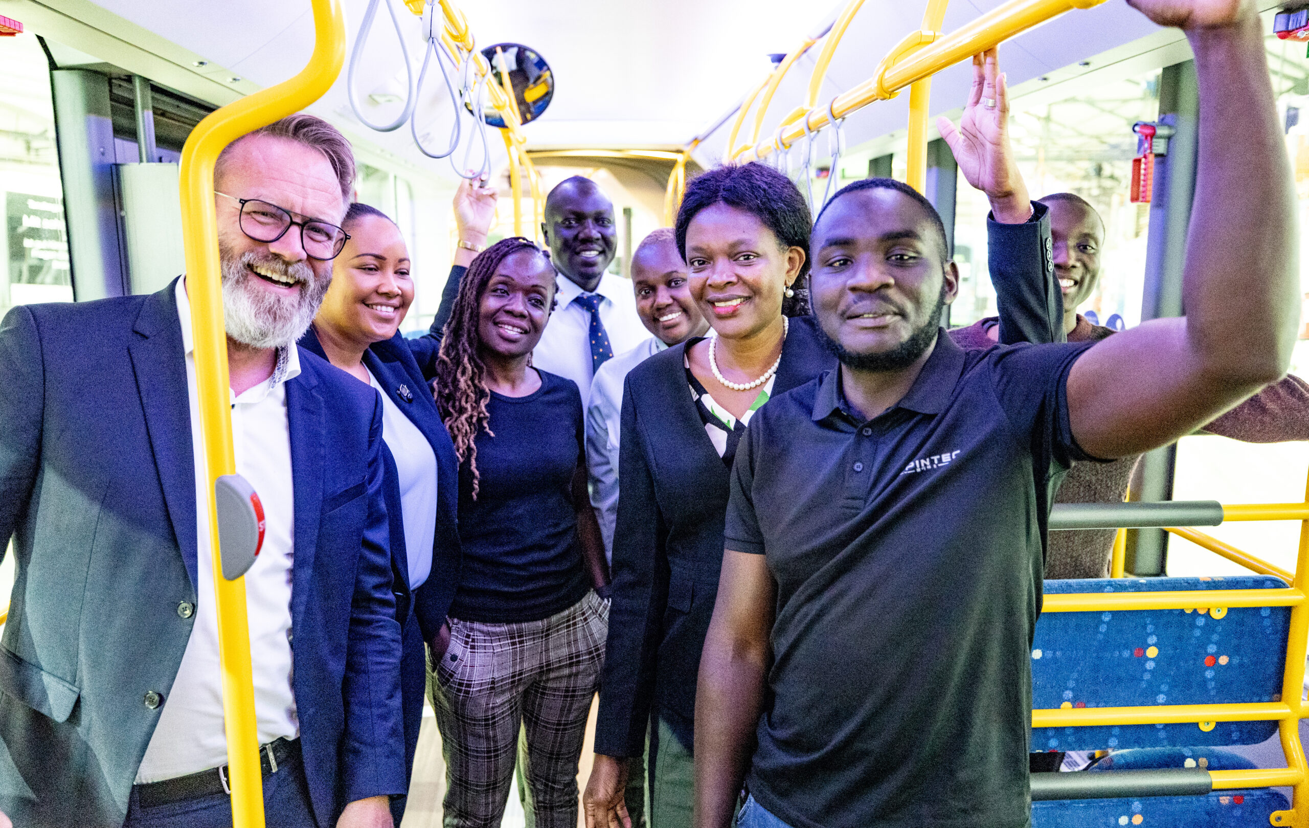 Schleswig-Holsteins Verkehrsminister Claus Ruhe-Madsen (CDU, links) begrüßte die angehenden Busfahrerinnen und Busfahrer aus Kenia.