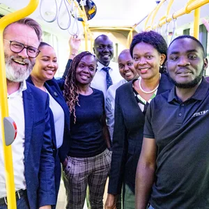 Schleswig-Holsteins Verkehrsminister Claus Ruhe-Madsen (CDU, links) begrüßte die angehenden Busfahrerinnen und Busfahrer aus Kenia.