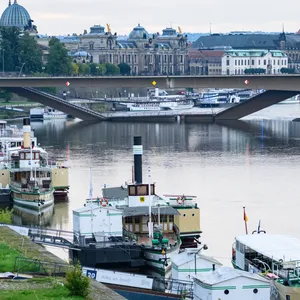 In Dresden sind Teile der Carolabrücke über die Elbe eingestürzt.