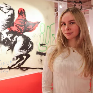 Kuratorin Virginia Jean vor dem Wandbild „Blind Napoleon .