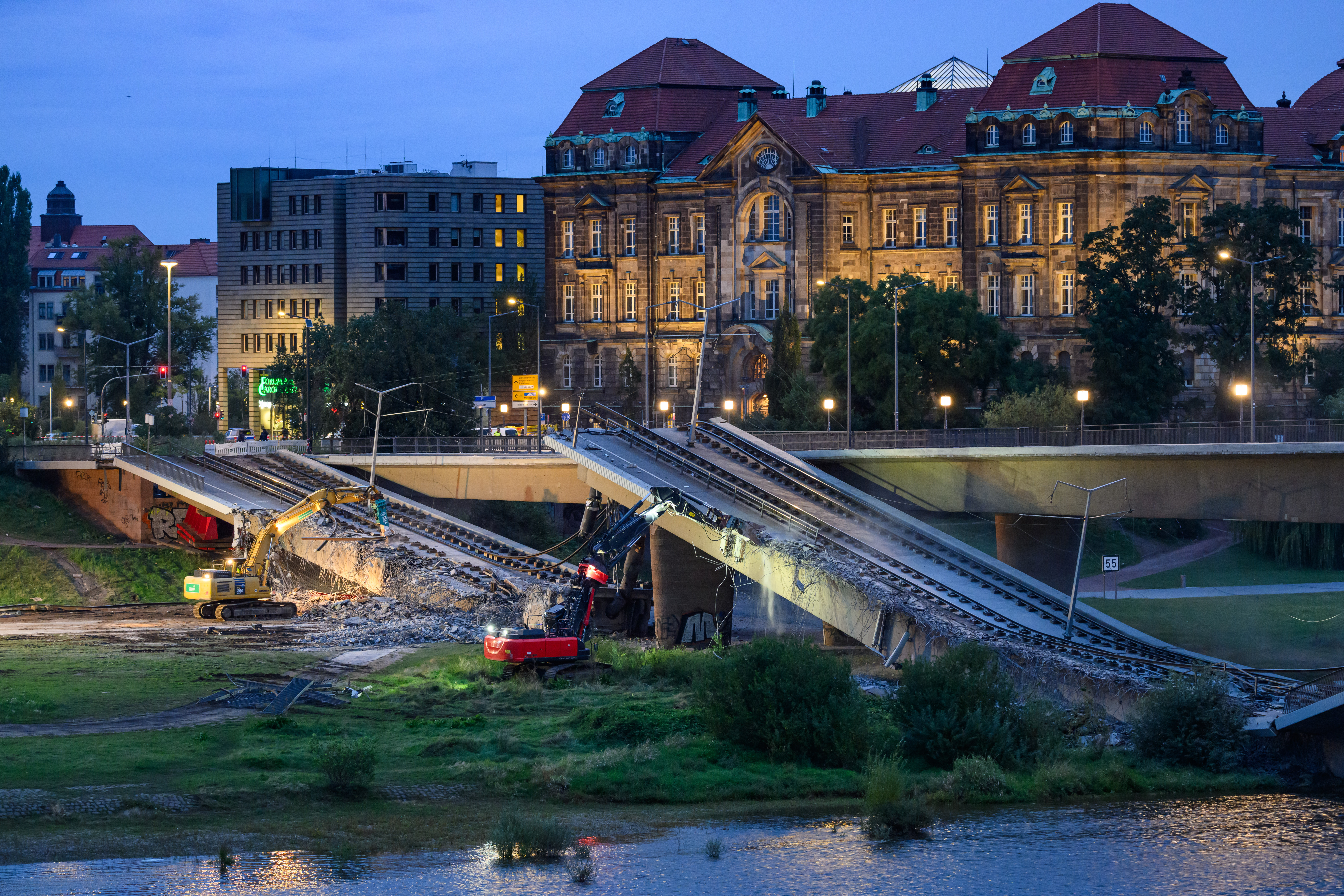 Mit Baggern werden weitere Teile der eingestürzten Carolabrücke abgerissen, dahinter ist die Staatskanzlei zu sehen. Im Zuge von Abrissarbeiten ist ein weiterer Abschnitt der Carolabrücke in Dresden eingebrochen.