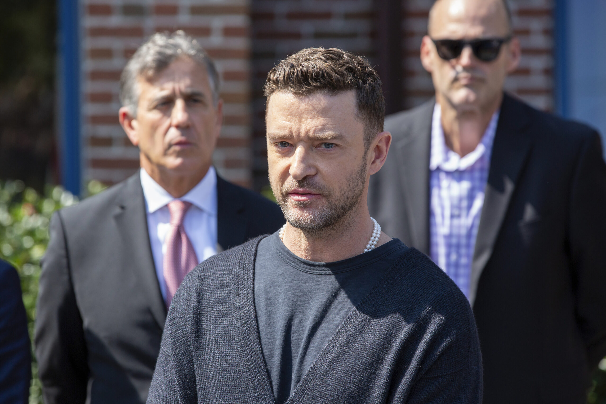 Justin Timberlake tritt nach seinem Gerichtsprozess vor Pressevertreter.