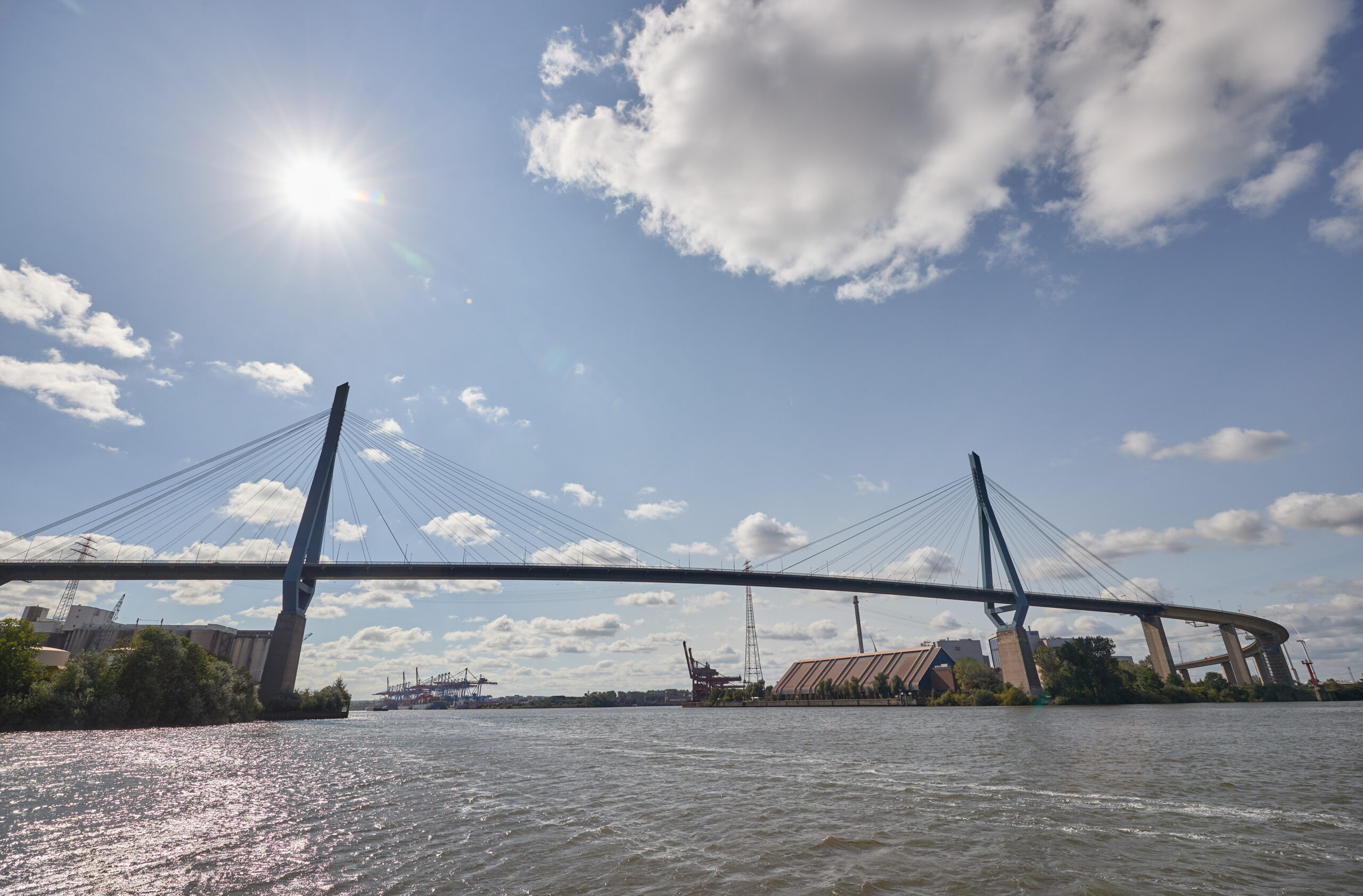 Die Köhlbrandbrücke im Hamburger Hafen