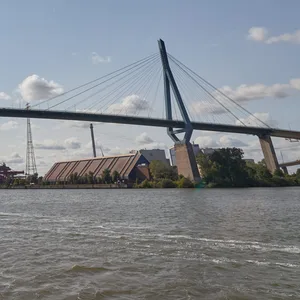 Die Köhlbrandbrücke im Hamburger Hafen