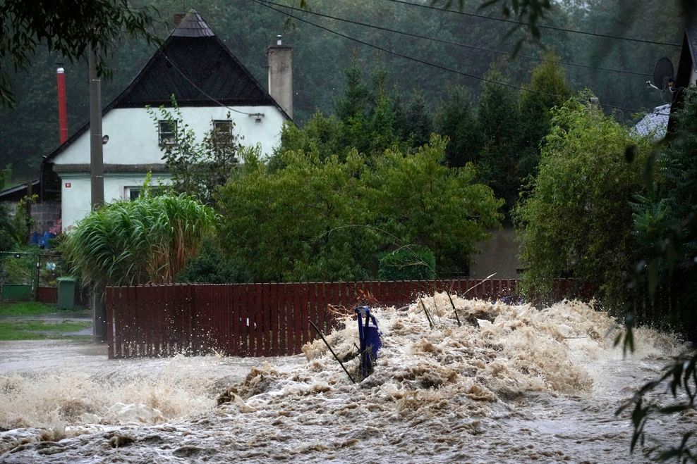 Wassermassen sind auf den Straßen in Krnov.