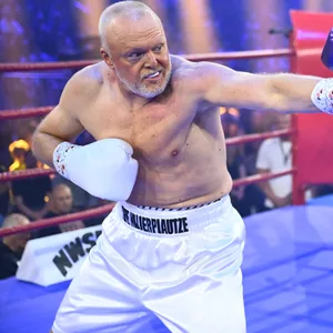 Entertainer Stefan Raab boxt gegen Boxweltmeisterin Regina Halmich bei einem Show Boxkampf im PSD Bank Dome.