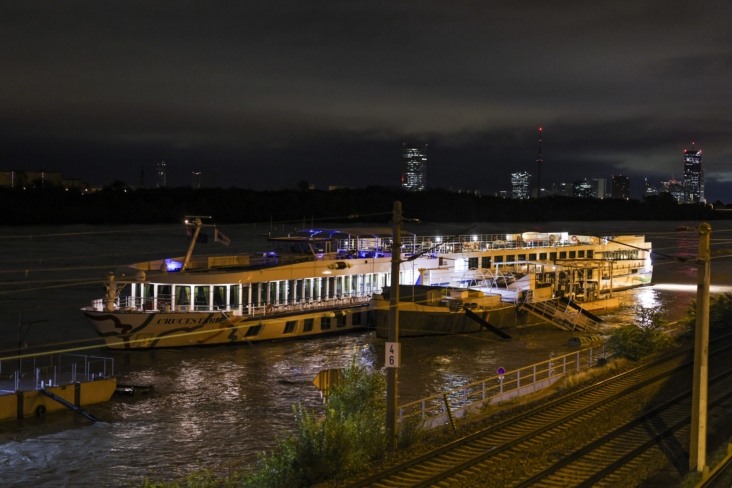 Die Passagiere können das Schiff nicht verlassen, weil der Anleger im Hochwasser nicht zugänglich ist.