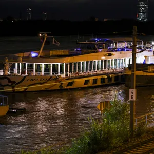 Die Passagiere können das Schiff nicht verlassen, weil der Anleger im Hochwasser nicht zugänglich ist.