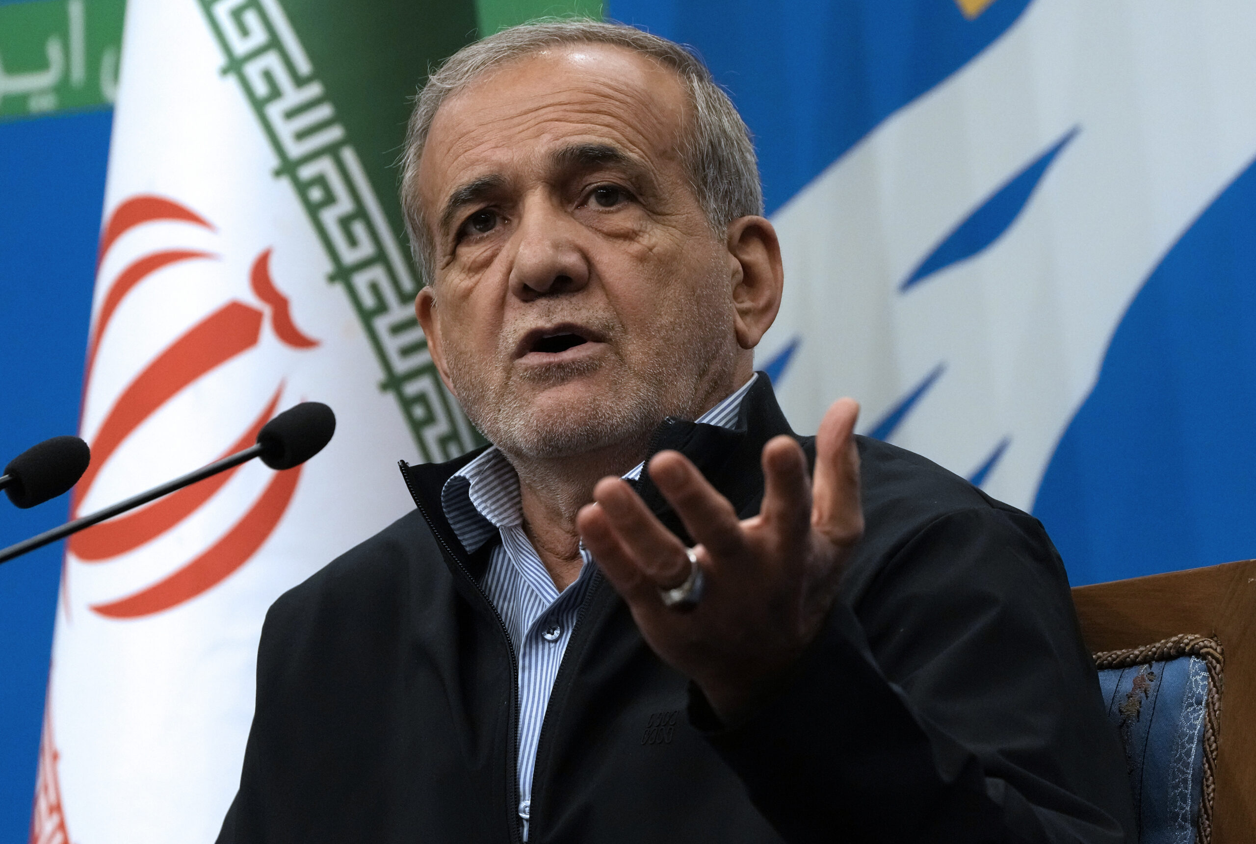 Der iranische Präsident Massud Peseschkian spricht in Teheran.