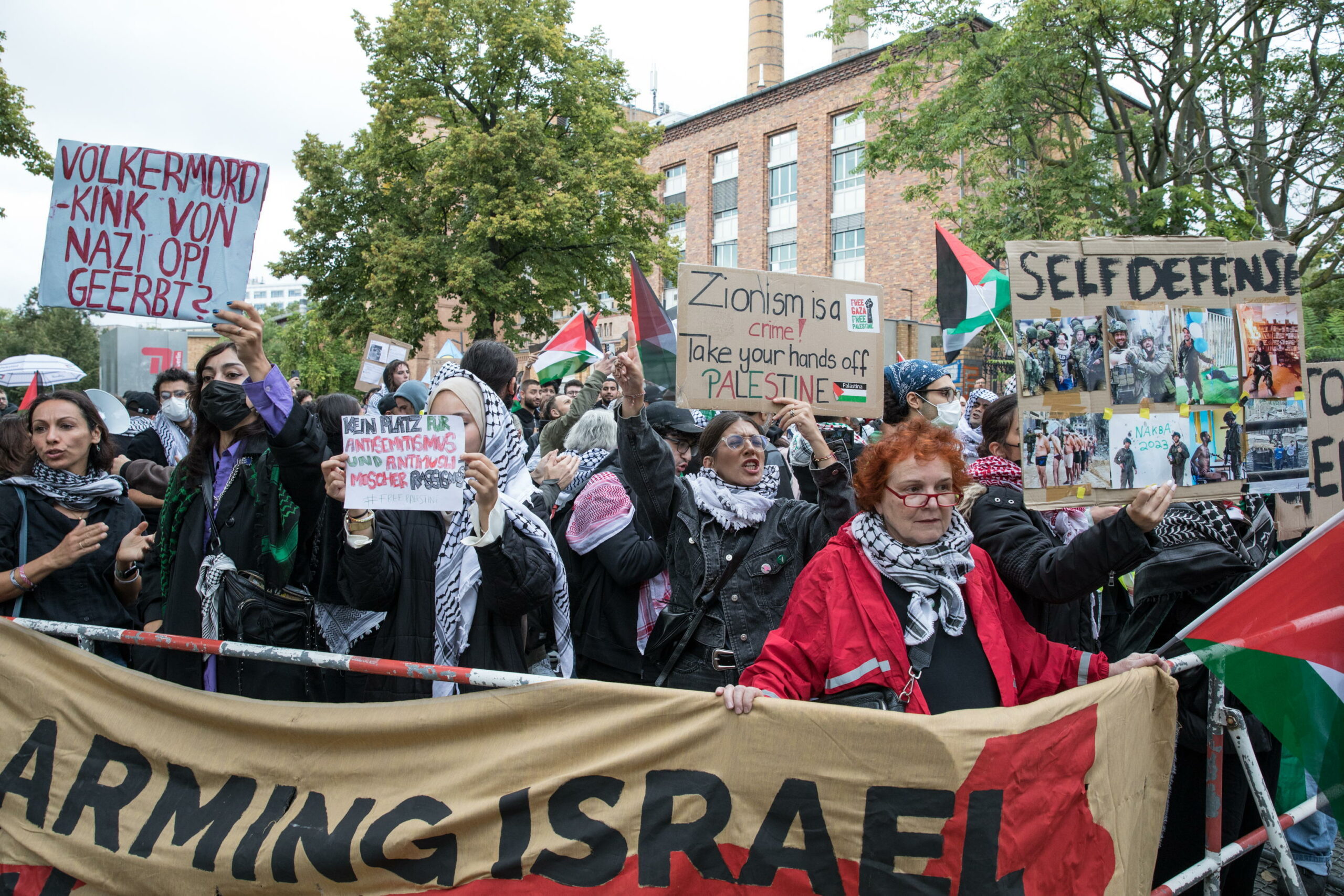 Propalästinensische Demonstranten in Berlin belagern eine Veranstaltung zum Thema Antisemitismus.