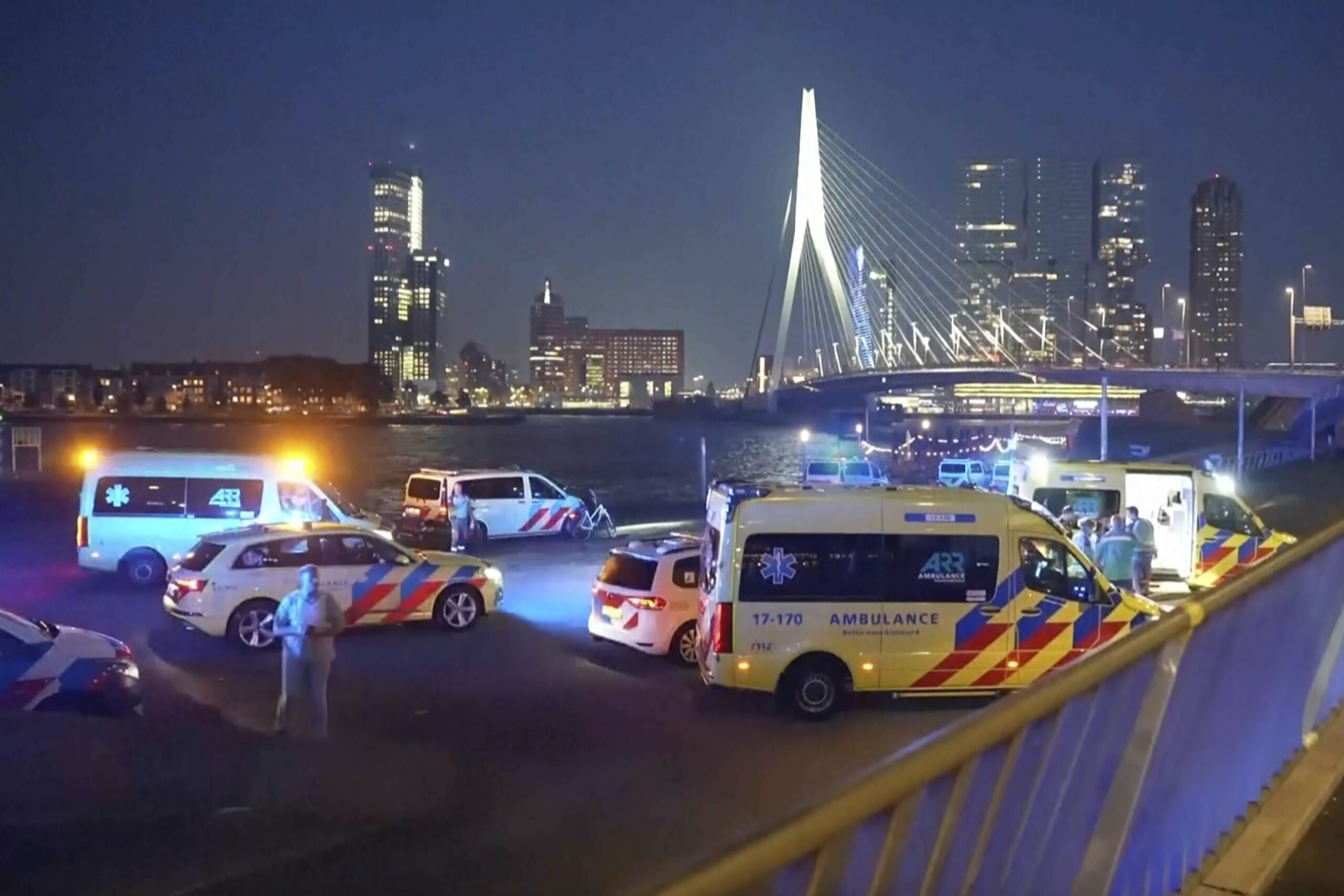 Der Tatort: Direkt neben der Erasmusbrücke in Rotterdam stach Ayoub M. auf zwei Menschen ein. (Archivbild)