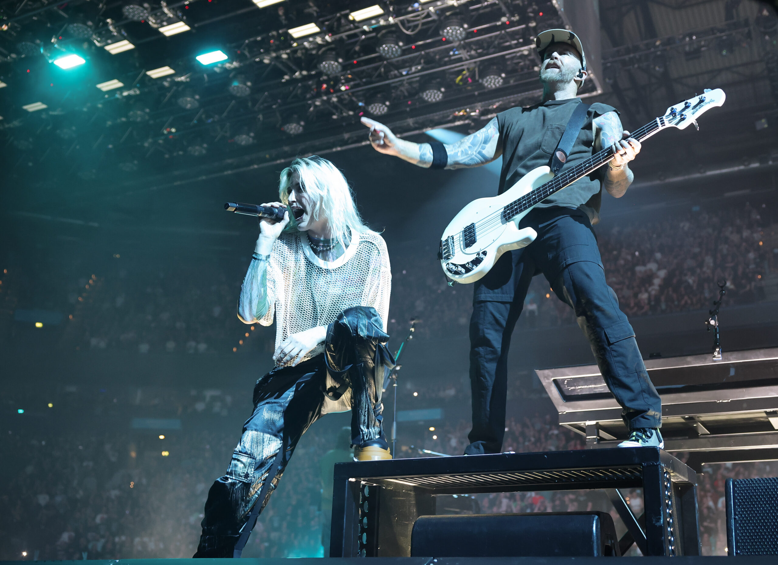 Emily Armstrong (l.) und Dave Farrell von der US-Band Linkin Park in der Barclays Arena.