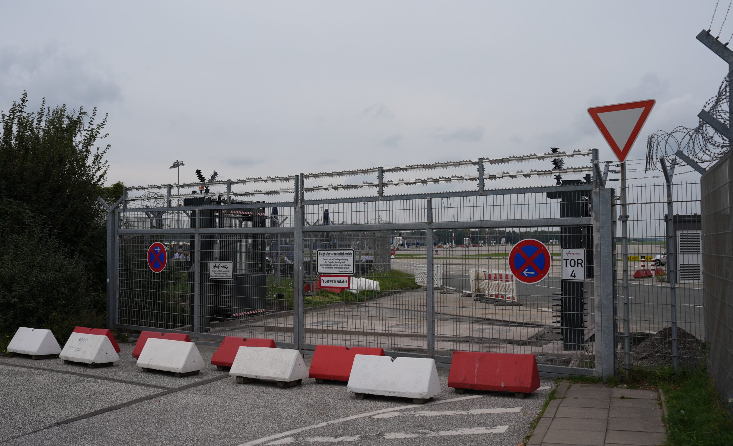 Blick auf das Sicherheitstor am Geschäftsfliegerzentrum am Flughafen Hamburg Airport.