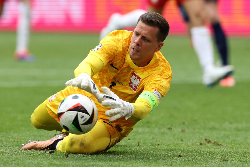 Wojciech Szczesny pariert den Ball.