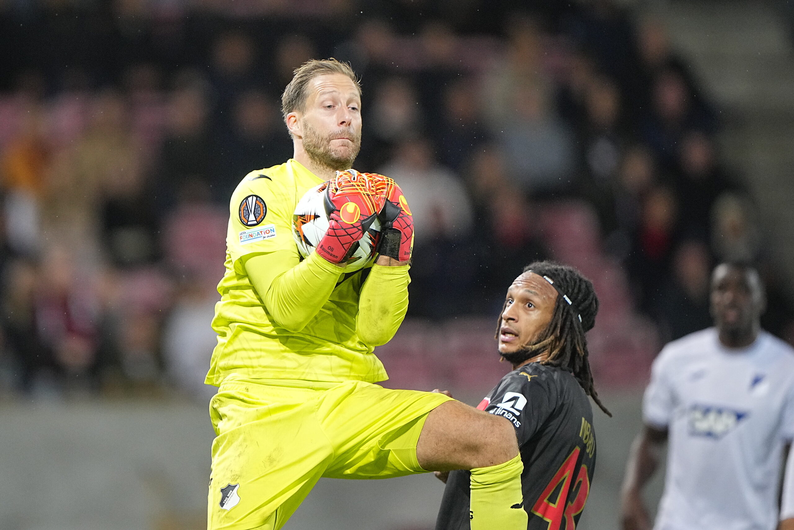 Oliver Baumann fängt de Ball und hält ihn fest.