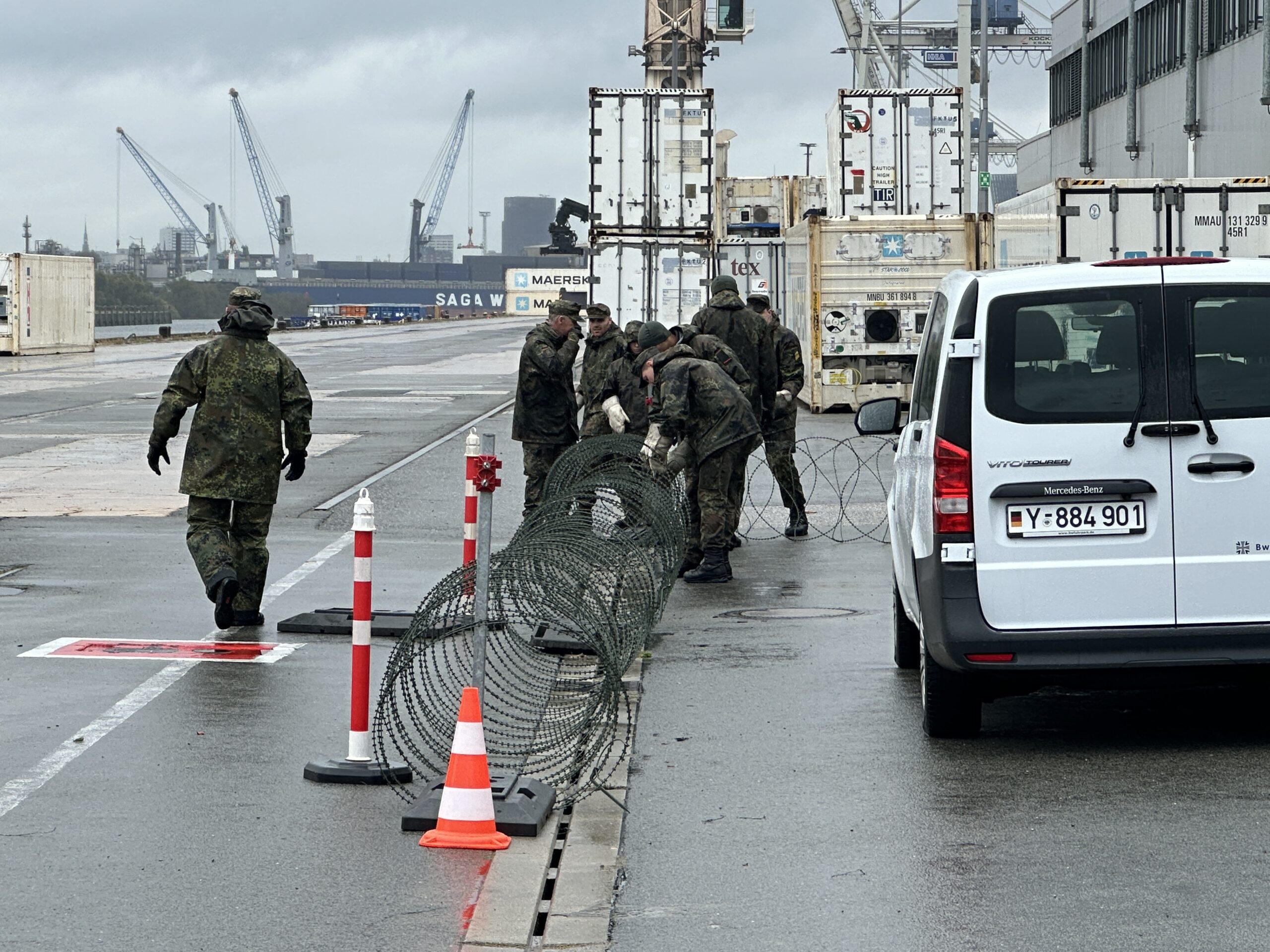 Soldaten der Bundeswehr verlegen im Rahmen der Übung „Red Storm Alpha“ im Hafen Stacheldraht.