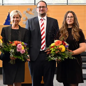 Thadäus König, Landtagspräsident, Steffen Quasebarth, Vizepräsident, Cornelia Urban, Vizepräsidentin und Lena Saniye Güngör, Vizepräsidentin, stehen im Plenarsaal während der konstituierenden Sitzung des Thüringer Landtags