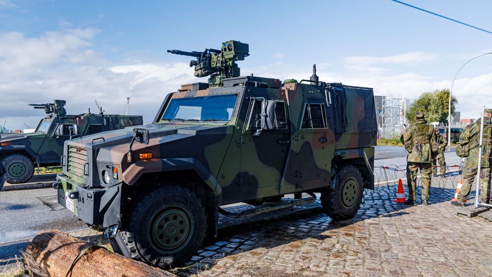 Reservisten der Bundeswehr üben im Hafen Fahrzeug- und Personenkontrollen.