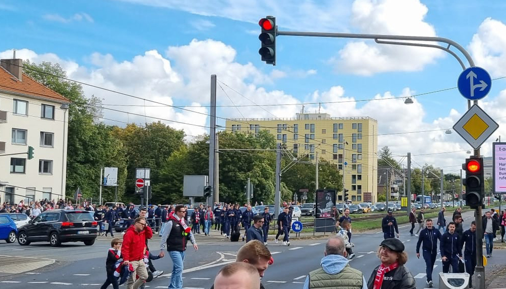 Die KSC-Spieler gehen zu Fuß zum Kölner Stadion