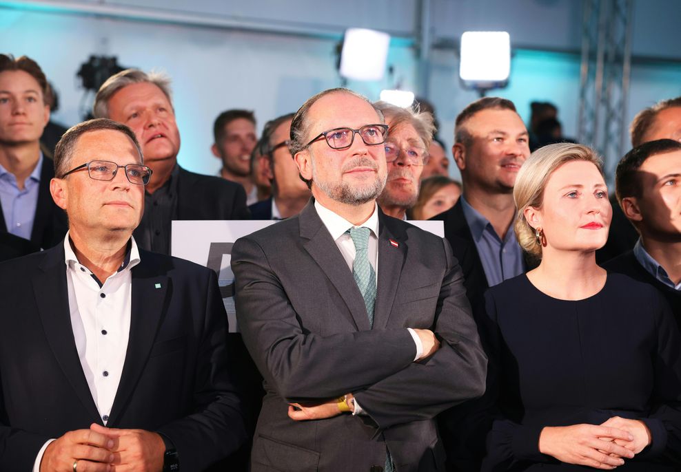 August Wöginger, Alexander Schallenberg und Susanne Raab bei einer ÖVP-Wahlparty.