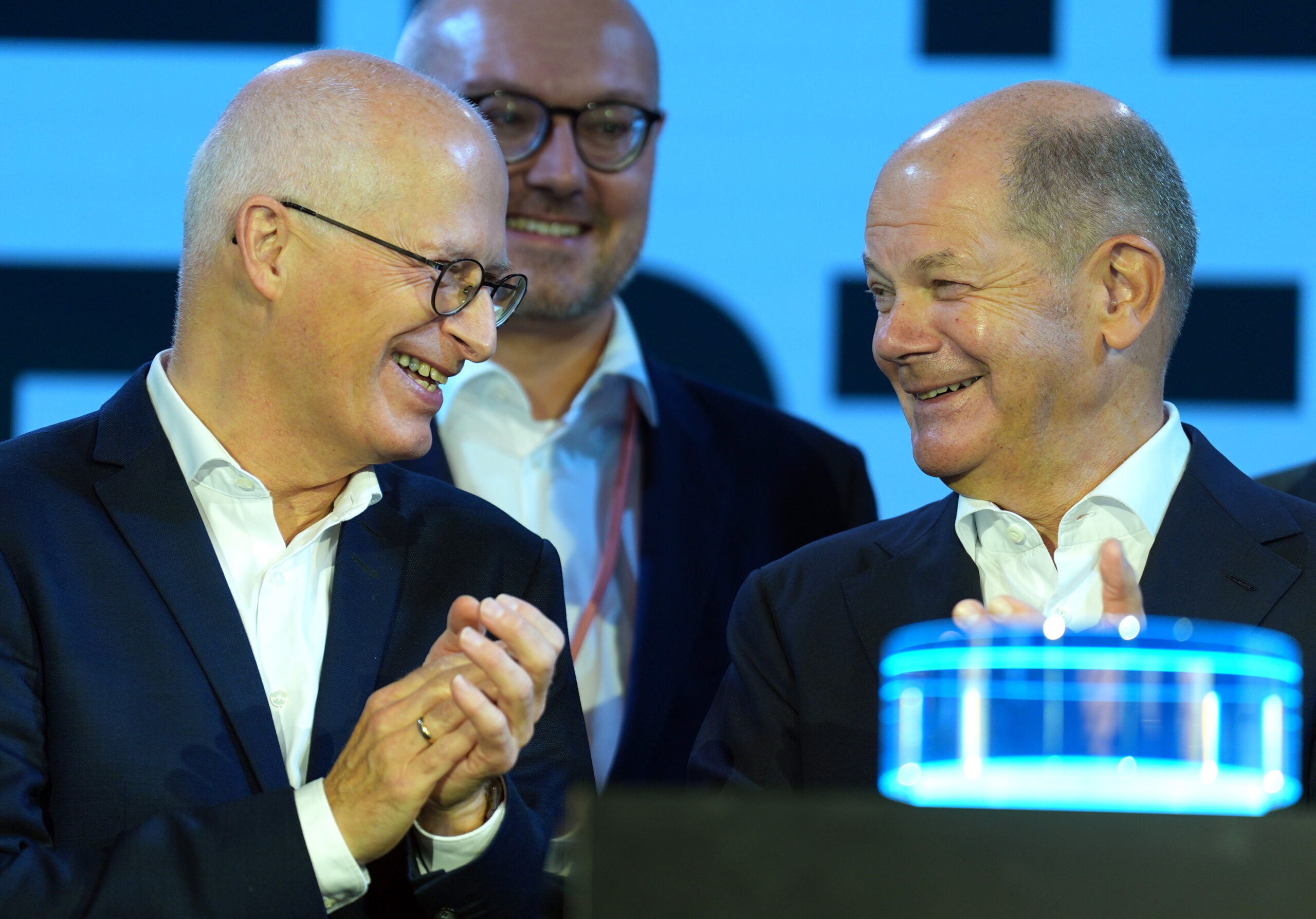 Olaf Scholz und Peter Tschentscher während der Eröffnung des Gigahubs für grüne Wasserstofftechnologie von Quest One.