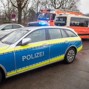 Der Lastwagen verletzte den Fußgänger schwer.