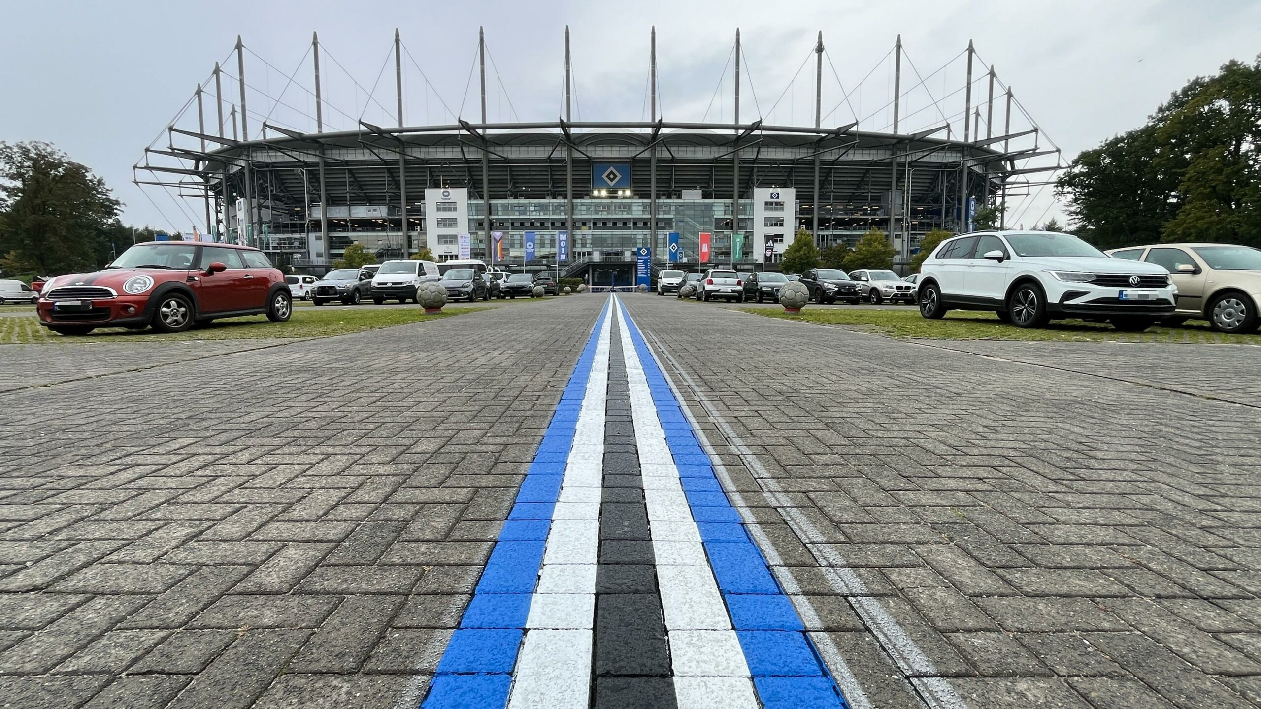 Schwarz-weiß-blaue Streifen auf dem Parkplatz am Volksparkstadion