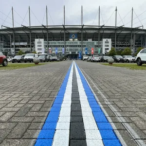 Schwarz-weiß-blaue Streifen auf dem Parkplatz am Volksparkstadion