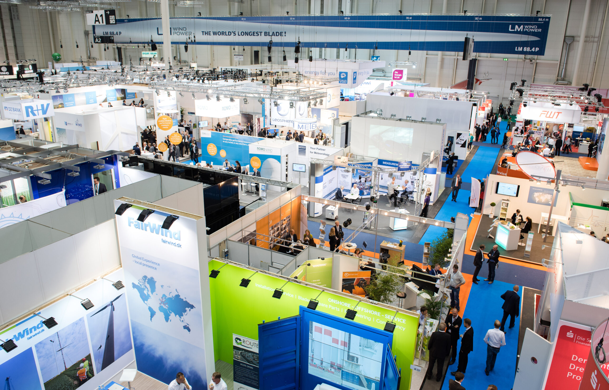 Besucher gehen in den Messehallen in Hamburg über die Messe „WindEnergy“.