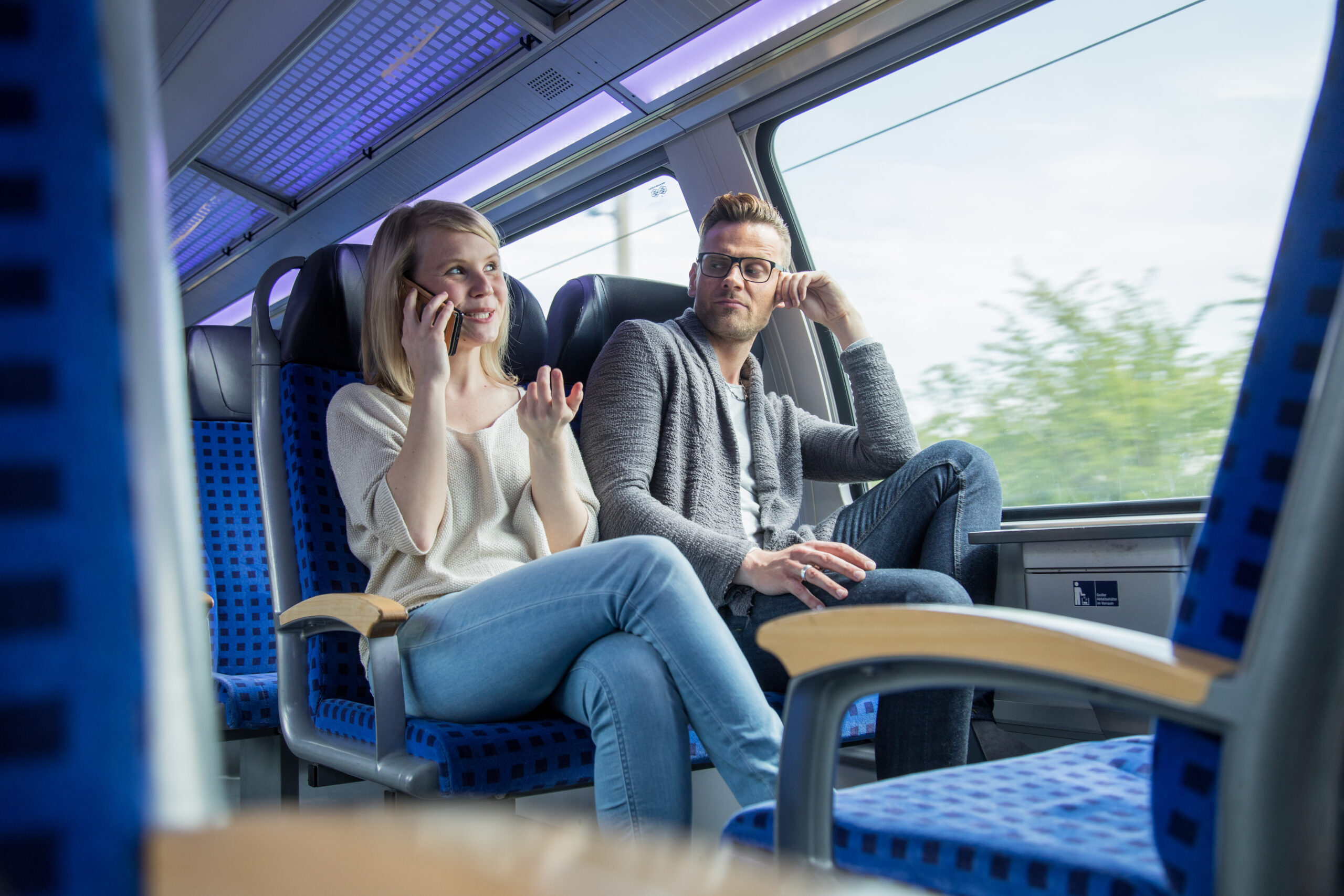 Zwei Fahrgäste in einem Regionalexpress.