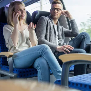 Zwei Fahrgäste in einem Regionalexpress.