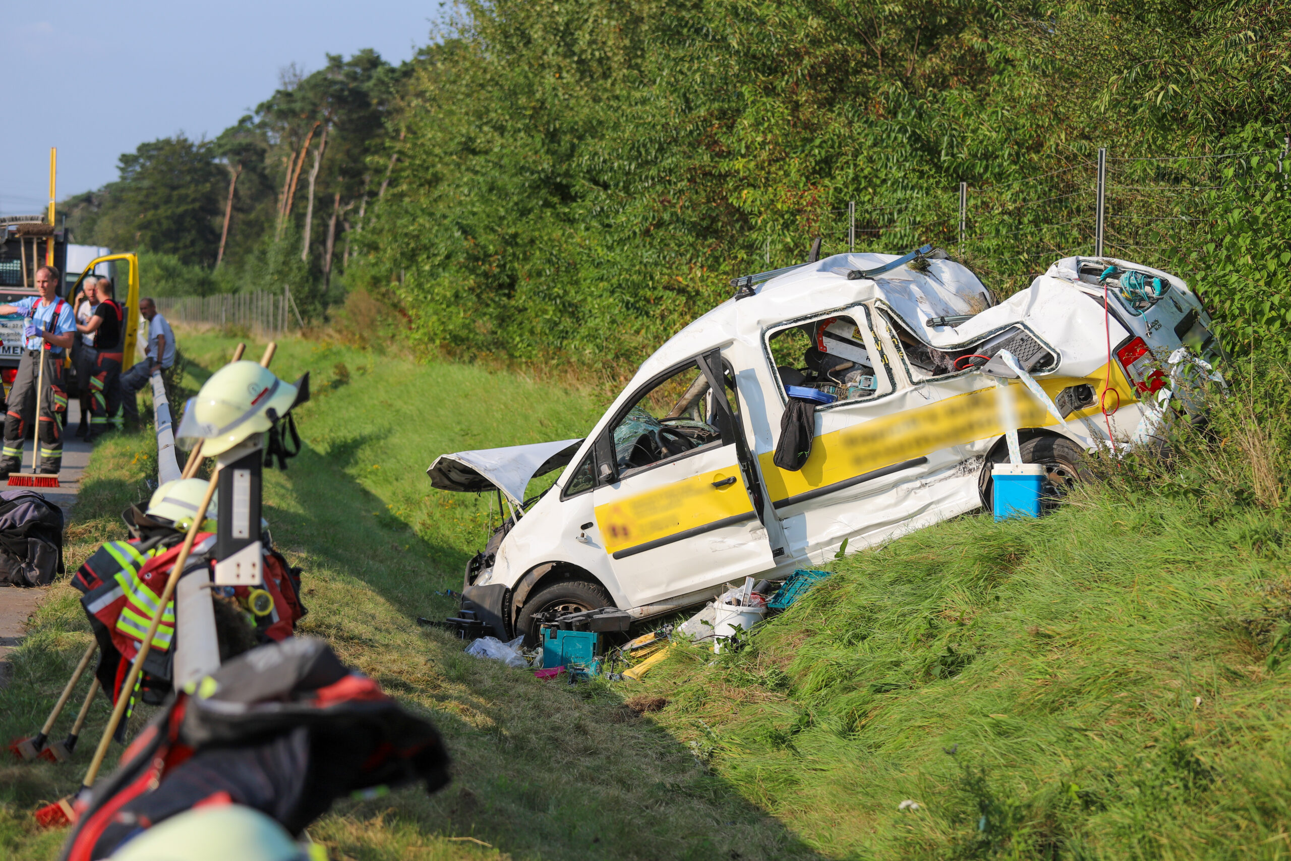 Das Auto überschlug sich und wurde stark beschädigt.